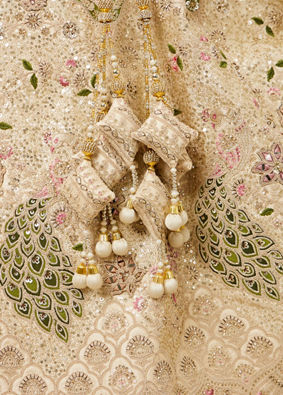 alt message - Mohey Women Dark Cream Floral Patterned Lehenga with Peacock Motifs image number 3